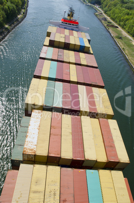 Containerschiff auf dem Nord-Ostsee-Kanal bei Kiel, Deutschland