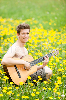 Mann mit Gitarre