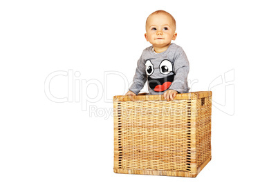 Kleinkind sitzt in geflochtener Kiste 1099