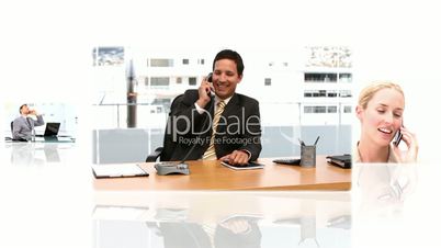 Menschen telefonieren am Arbeitsplatz