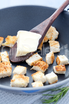 Croutons in Pfanne / croutons in a pan