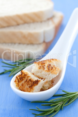 Croutons auf Löffel / croutons on spoon