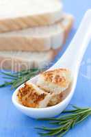 Croutons auf Löffel / croutons on spoon