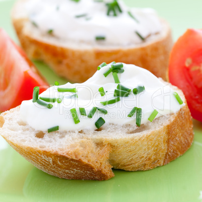 Quark auf Baguette / cream cheese on baguette