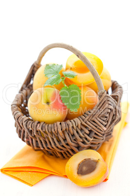 Aprikosen im Korb / apricots in a basket