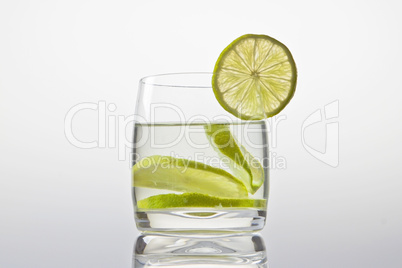 Glas mit Zitronenwasser
