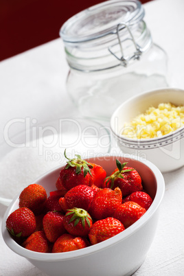 Zutaten von Rhabarber und Erdbeer-Marmelade