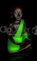 Schwarzer Buddha mit grünem Umhang bei Nacht