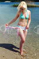 Junge Frau im Urlaub am Strand 603