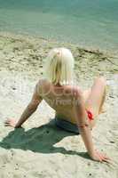 Junge Frau im Urlaub am Strand 535