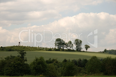 Landschaft mit Hochsitz auf Hügel