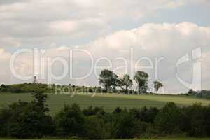 Landschaft mit Hochsitz auf Hügel