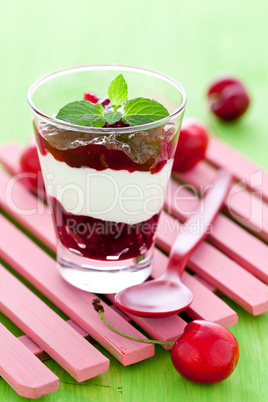 Kirschdessert im Glas / cherry dessert in a glass