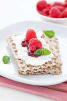 Knäckebrot mit Quark und Himbeeren / crispbread with quark and r