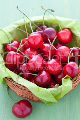 Kirschen im Korb / cherries in a basket