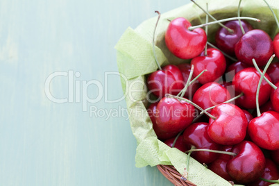 frische Kirschen im Korb / fresh cherries in a basket