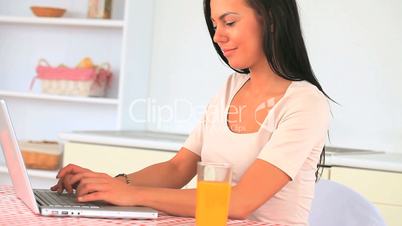 Frau mit Laptop