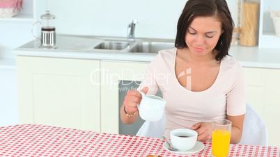 Frau mit einer Tase Kaffee und Orangensaft