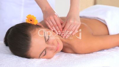Frau bei Massage