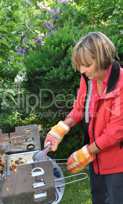 Frau bei Grillen