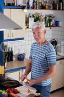Mann beim Nudelkochen in der Küche