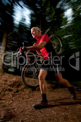 sportlicher Mann trägt ein Mountainbike