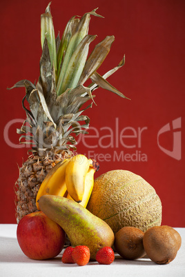 Ananas und andere Früchte auf einem Tisch