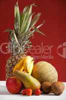 Ananas und andere Früchte auf einem Tisch