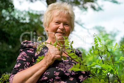 Glücklikche Seniorin im Park