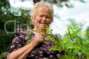 Glücklikche Seniorin im Park