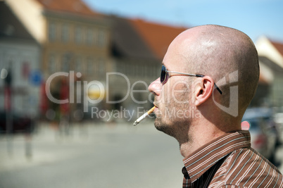 junger Mann mit Zigarette
