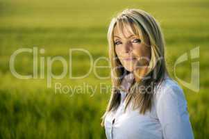 blonde Frau im Getreidefeld