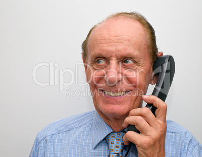 Senior beim Telefonieren