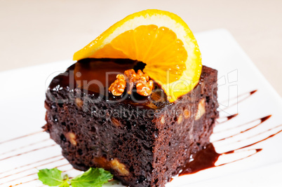 chocolate and walnuts cake