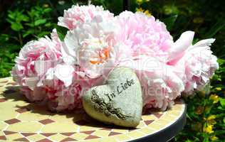rosa Blumen und Herz in Liebe