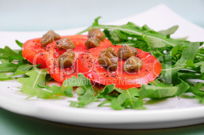 Salad with fresh tomatoes, capers and arugula