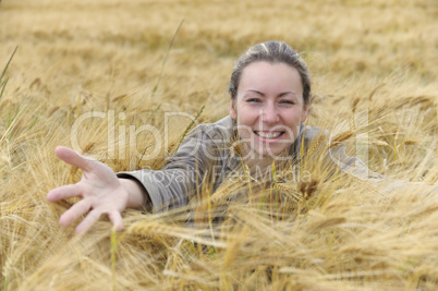 Frau im Kornfeld