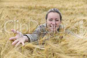 Frau im Kornfeld