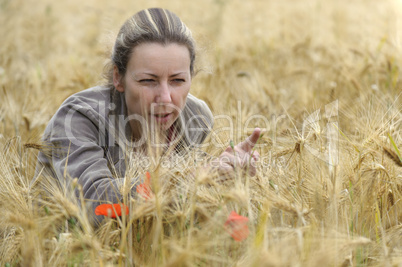 junge Frau im Getreidefeld