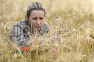 junge Frau im Getreidefeld