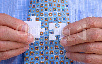 Hände mit Puzzle
