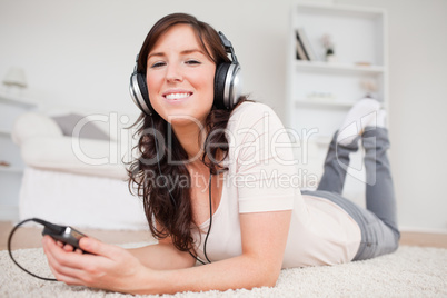 Good looking brunette woman listening to music with her mp3 play