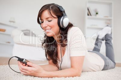 Attractive brunette woman listening to music with her mp3 player