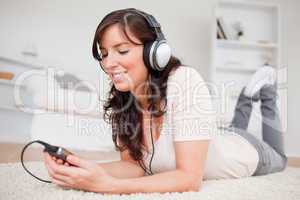 Attractive brunette woman listening to music with her mp3 player