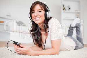 Beautiful brunette woman listening to music with her mp3 player