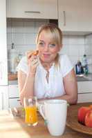 young blond woman with apples and juice