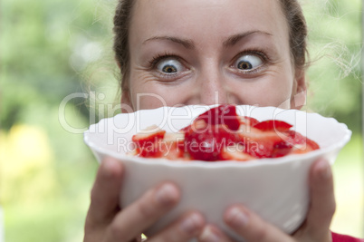 Frau mit Erdbeeren