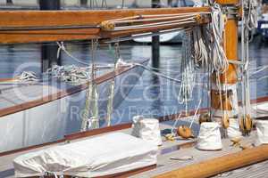 Details einer Schiffstakelage im Kieler Hafen,Segelyacht im Kiel