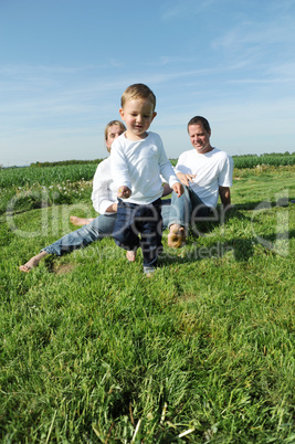 Kleiner Junge und Eltern im Sommer auf der Wiese