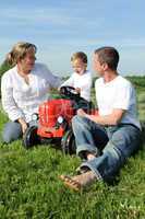 Eltern und Kleinkind mit rotem Spielzeugtraktor